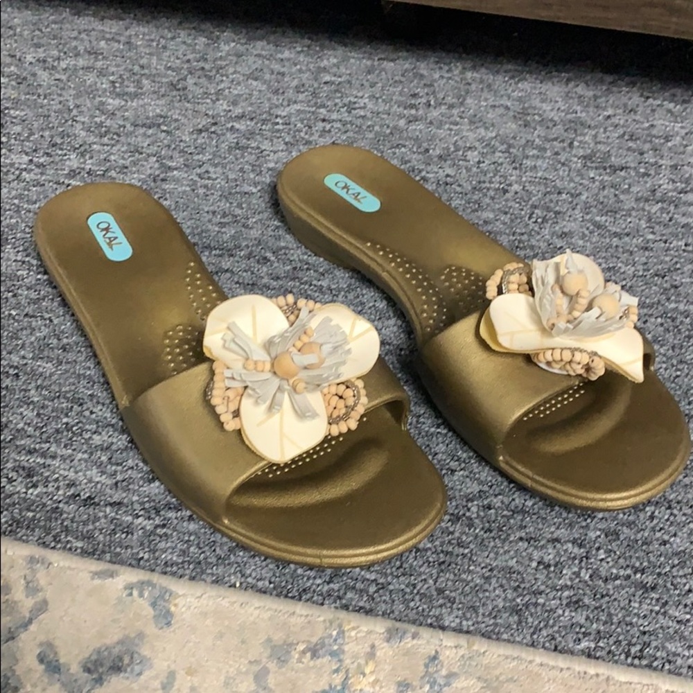 Oka bee okab gold flower sandals